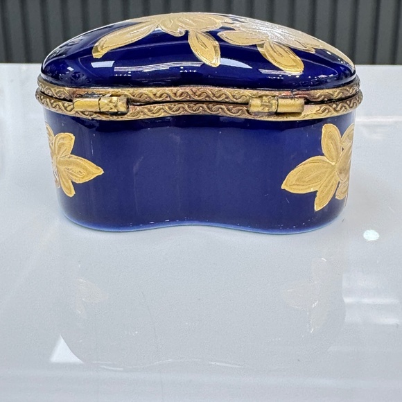 Artisanal Limoges Heart-Shaped Trinket Box - Picture 2 of 7